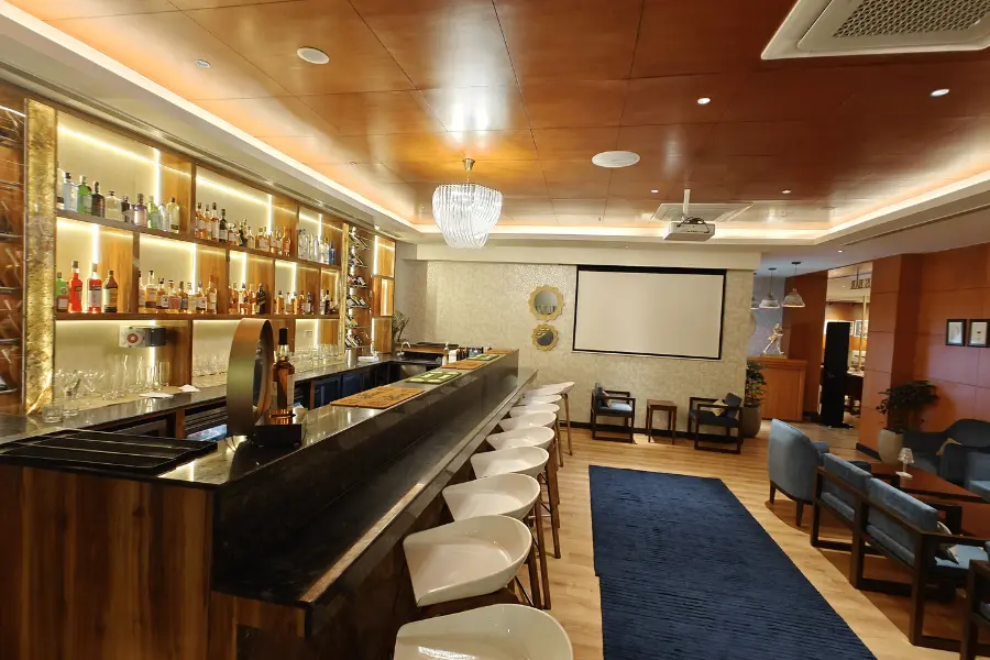 business hotel in greater noida after show comfort - ExpoInn Lounge Bar Altus or dining area, relaxed post-show atmosphere for business travellers winding down